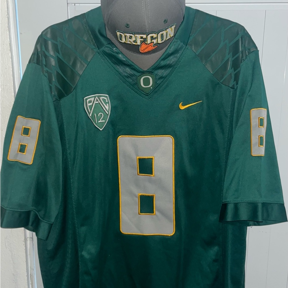 Nike Oregón Ducks jersey and hat excellent condition.